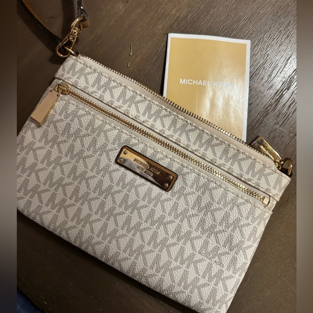 Michael Kors Beige Signature Logo Wristlet/Purse New - Picture 1 of 8